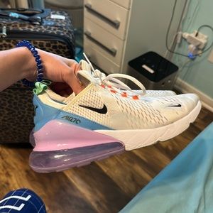 Size 11 women’s 270s nike